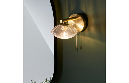 Alt: Modern bathroom lighting – ceiling, wall, and mirror lights